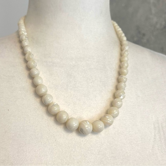 Natural Mother of Pearl Graduated Iridescent Creamy Swirl Beaded Necklace Vtg - Picture 5 of 8